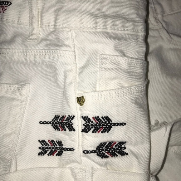 🌻White short shorts with design on each side🌻 - Picture 4 of 5